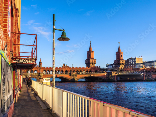 Streetfotografie mit Oberbaumbrücke photo