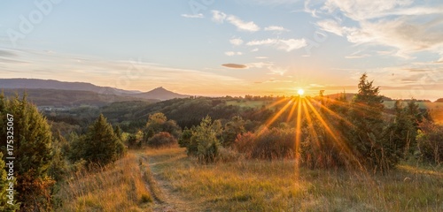 Sonnenuntergang im Herbst mit Blick auf die Burg Hohenzollern, Deutschland