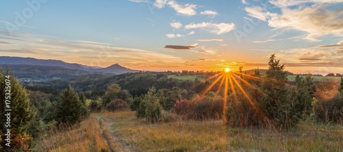 Sonnenuntergang im Herbst mit Blick auf die Burg Hohenzollern, Deutschland