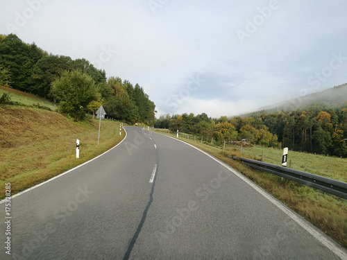 Eine kurvige Landstraße im Spessart in Bayern in Deutschland