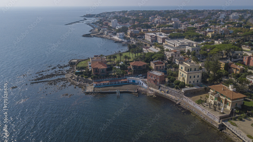 Vista aerea della spiaggia e della costa di Santa Marinella, bella località turistica di mare che si trova vicino Roma, in Italia.