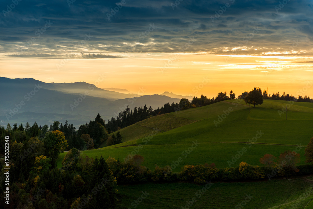 Obraz premium Sonnenuntergangsstimmung über dem Emmental und den Voralpen, Aebersold, Schweiz