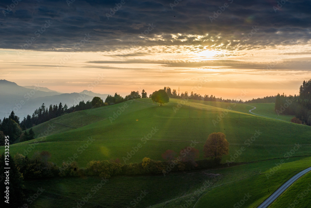 Sonnenuntergangsstimmung über dem Emmental und den Voralpen, Aebersold, Schweiz