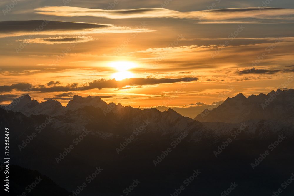 Obraz premium Sonnenuntergangsstimmung über den Alpen, Brienz, Schweiz