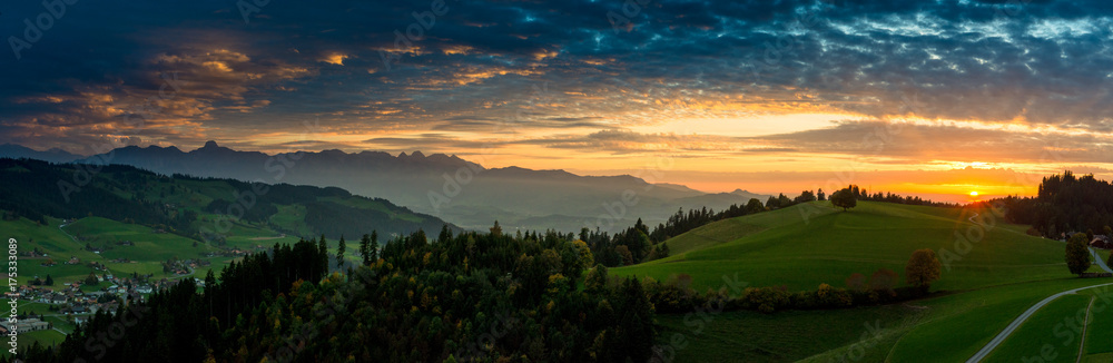 Obraz premium Sonnenuntergangs-Panorama über dem Emmental und den Voralpen, Aebersold, Schweiz