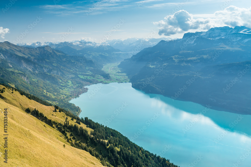 Fototapeta premium Aussicht auf Brienz und türkisfarbenen Brienzersee, Berner Oberland, Schweiz