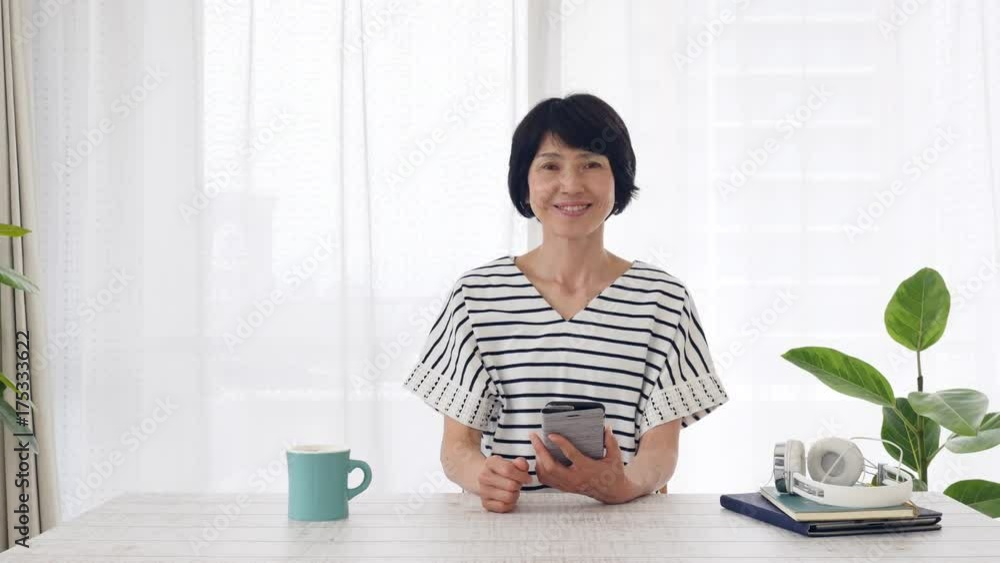ミドル女性 案内 ミドル女性 案内