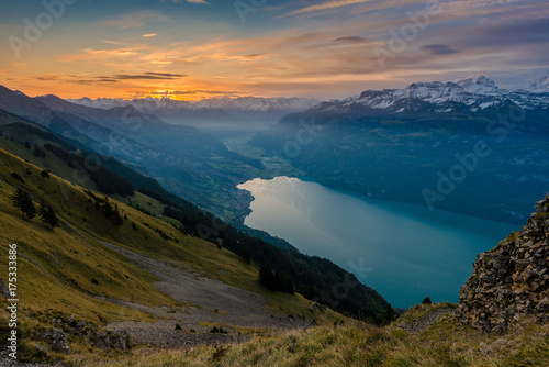 Sonnenaufgang über Brienz und Brienzersee, Berner Oberland, Schweiz