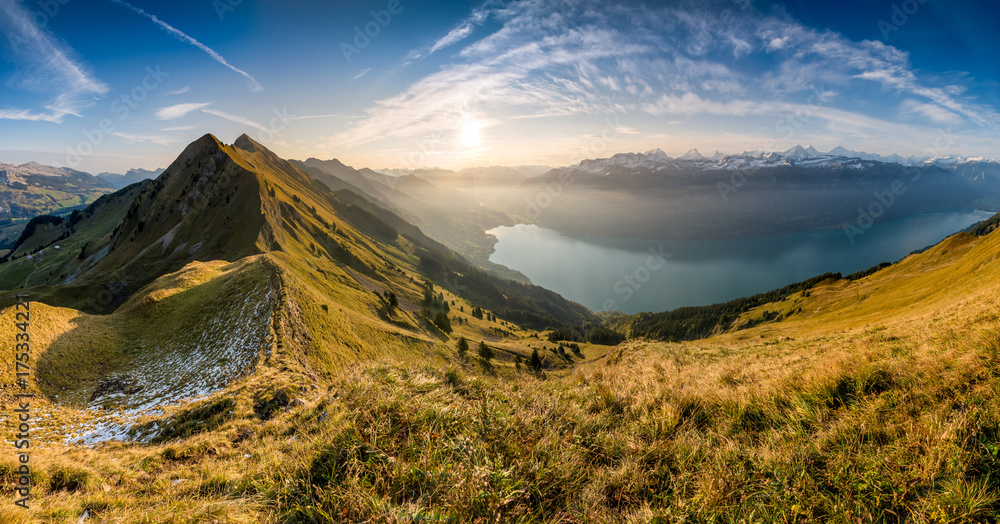 Obraz premium Panorama-Aussicht auf Brienz, Tannhorn, Brienzer Rothorn und Brienzersee von der Allgäu Lücke, Berner Oberland Schweiz