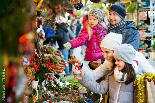 Photos Family standing at coniferous souvenirs counter