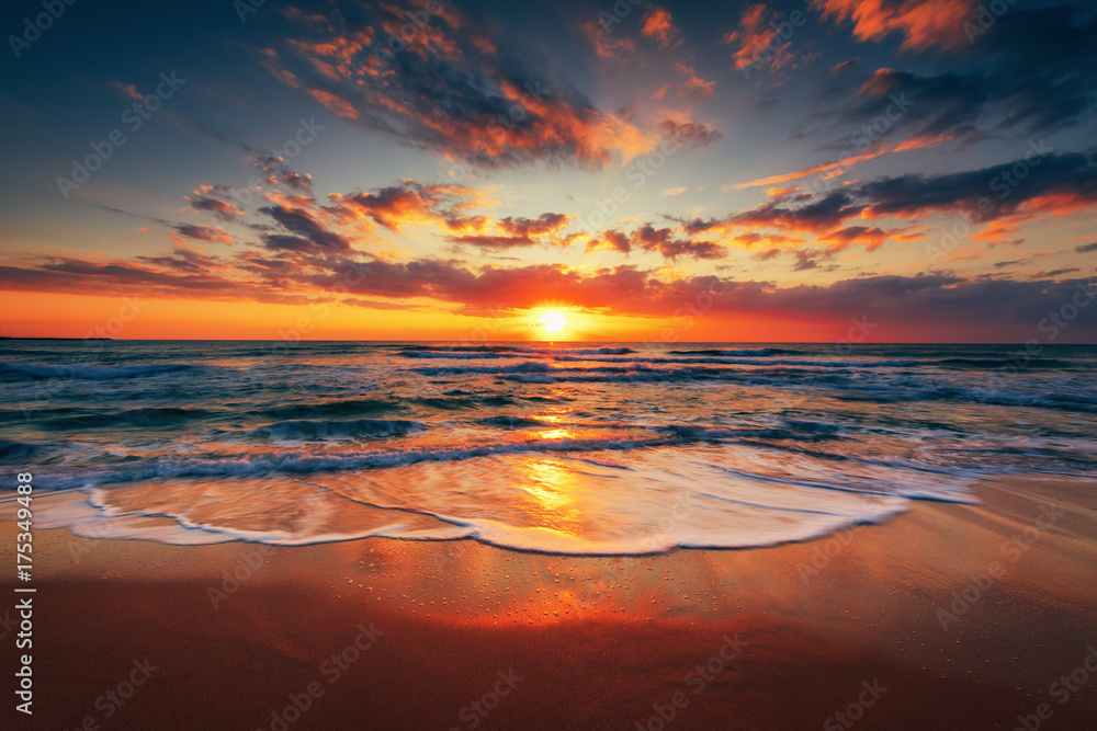 Obraz premium Piękny wschód słońca nad morzem