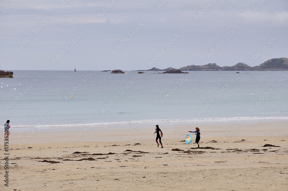 Deux jeune surfeuses sur la plage Trestraou de Perros-Guirec en Bretagne