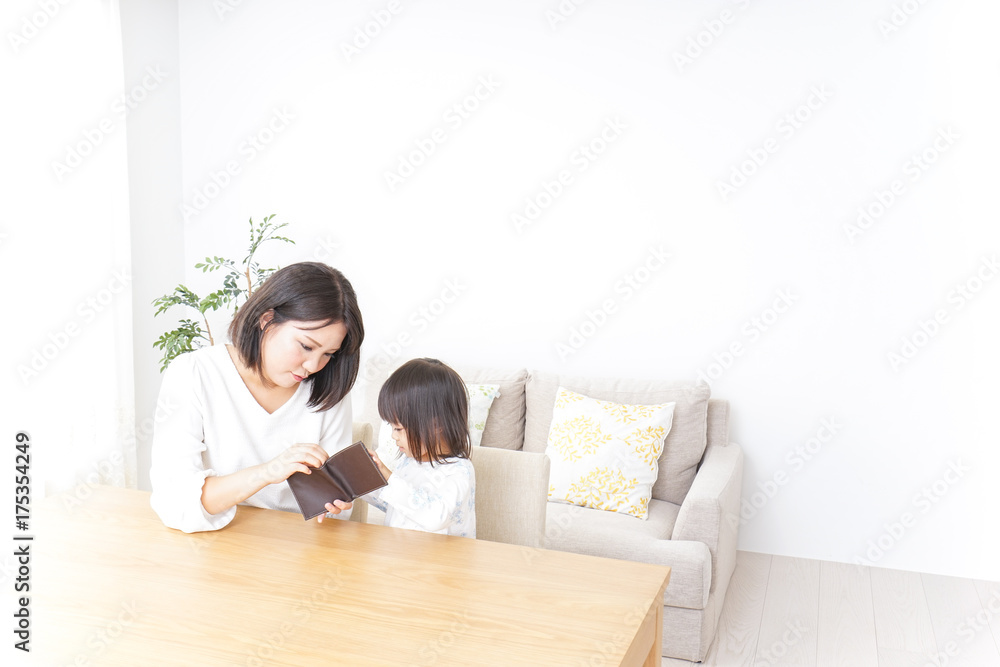 財布を見る親子 財布を見る親子
