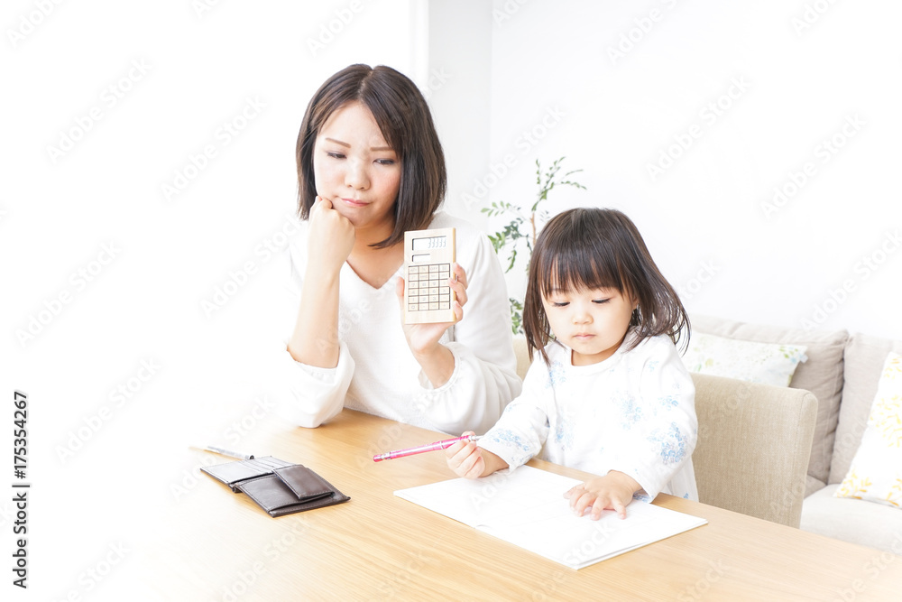 財布を見る親子 財布を見る親子