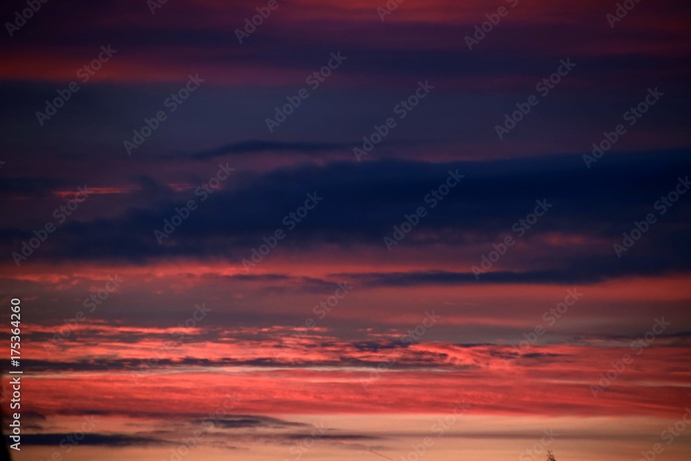 Fototapeta premium Intensives, reales Morgenrot im Herbst nach einer stürmischen Nacht in Bayern