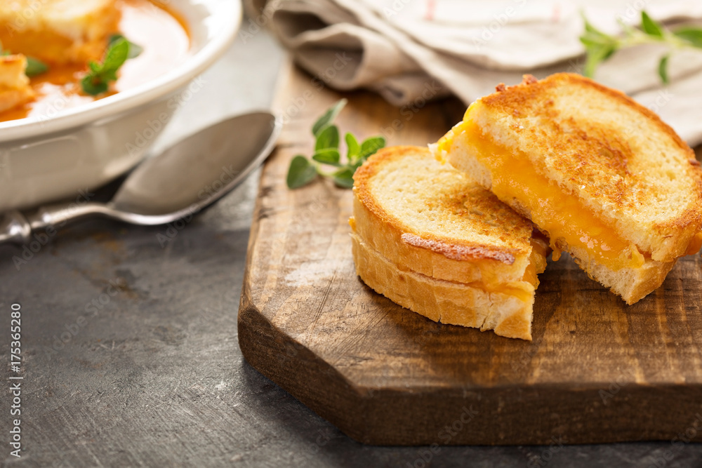Grilled cheese sandwiches with white bread and cheddar Grilled cheese sandwiches with white bread and cheddar