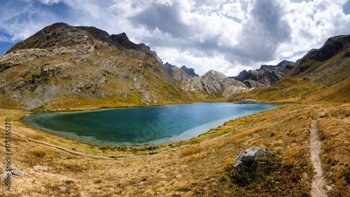 Fototapeta Naklejka Na Ścianę i Meble -  Lake of Lauzanier in Val de l'Ubayette, in the mountains of Mercantour National Park, between France and Italy