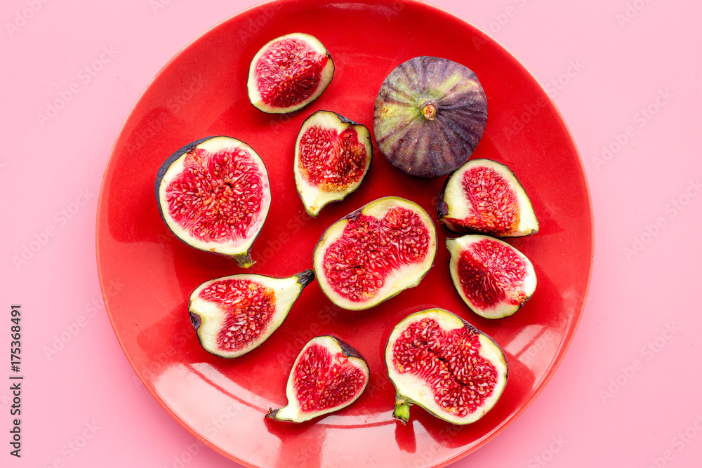 Fototapeta Plate of fresh blue figs on pink background top view