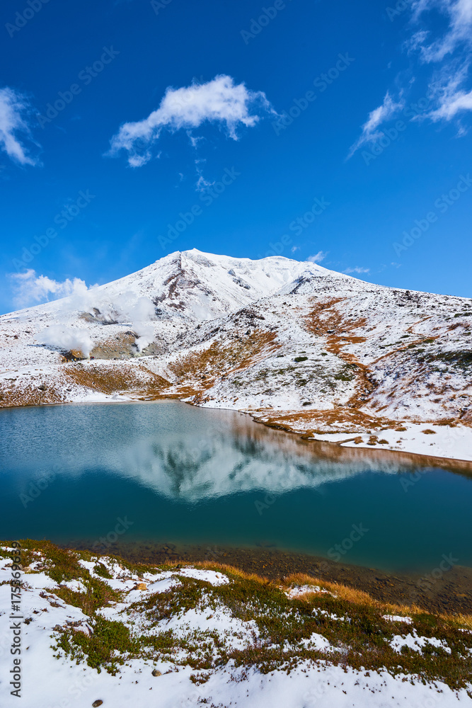 初冠雪後の旭岳と姿見の池

