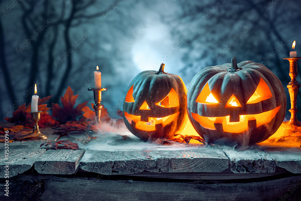 Obraz premium Halloween pumpkins on blue background