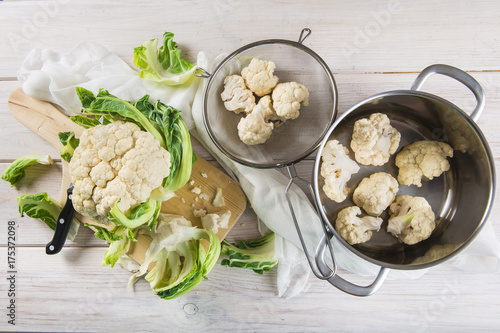 Coliflor cruda en la mesa de la cocina, verdura para una dieta de comida saludable