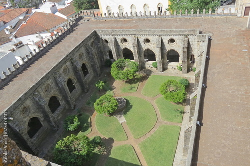 Portugal - Evora - La Sé, cathédrale Notre-Dame-de-l'Assomption - Le jardin du cloitre photo