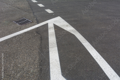 Strasse mit weissen Linien zur Verkehrsführung  © Tobias