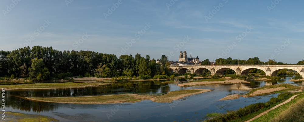 Cathédrale Sainte Croix  et le Pont Royale, Orléans, France 
