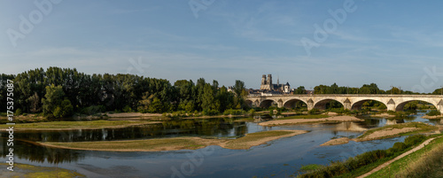 Cathédrale Sainte Croix et le Pont Royale, Orléans, France 