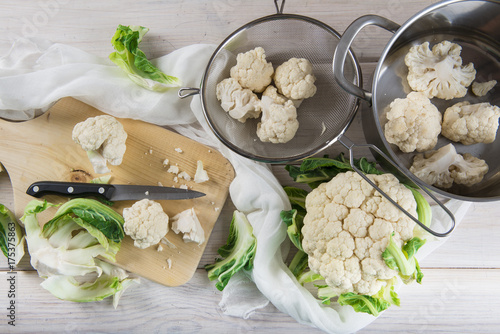 Coliflor cruda en la mesa de la cocina, verdura para una dieta de comida saludable photo