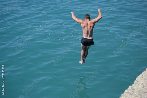 Wallpaper Mural Прыжок в море Leap into the sea Torontodigital.ca