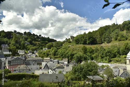 Eclaircie sur une partie du centre historique de Monschau dans la vallée de la Roer en plein coeur du massif de l'Eifel ,en Allemagne  photo