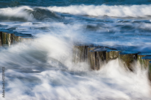 Buhnen an der Küste der Ostsee an einem stürmischen Tag