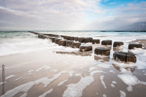 Fototapeta Wrota na wybrzeżu Morza Bałtyckiego w burzliwy dzień