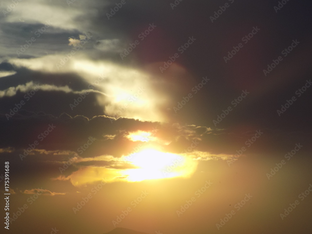 Fototapeta premium El Sol Entre Las Nubes 