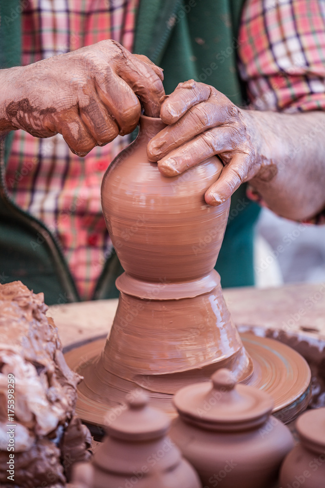 Man doing with his hands and I sweep jars Hands, mud and crafts Man doing with his hands and I sweep jars Hands, mud and crafts