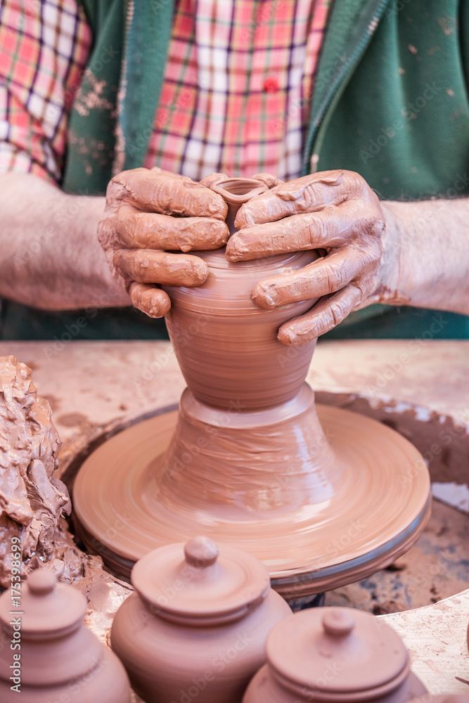 Man doing with his hands and I sweep jars Hands, mud and crafts Man doing with his hands and I sweep jars Hands, mud and crafts
