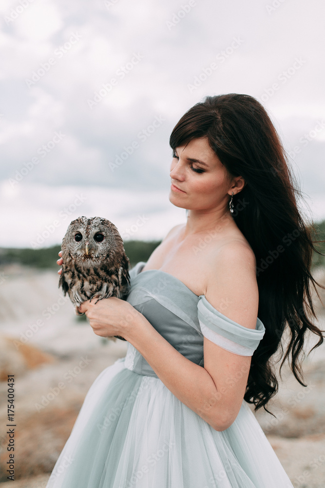 bride with owls and printing, the bride's bouquet and the sunset bride with owls and printing, the bride's bouquet and the sunset