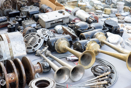 Ersatzteile auf einem Oldtimermarkt