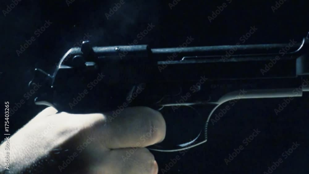 Plano detalle de pistola disparando. Cámara lenta. Plano detalle de pistola disparando. Cámara lenta.
