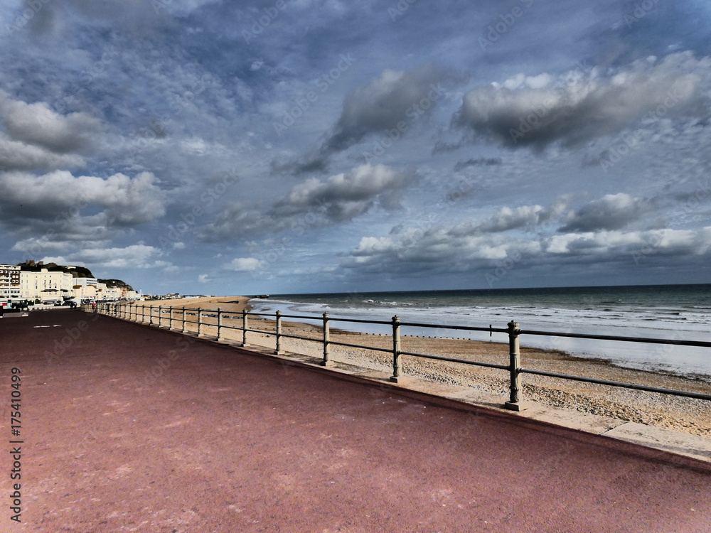 Obraz premium Blue sky with clouds and beach promenade