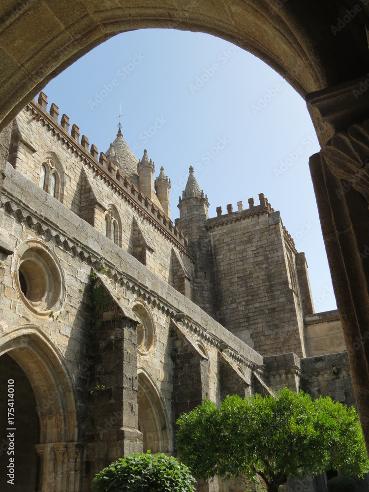 Portugal - Evora - La Sé, Cathédrale Notre-Dame-de-l'Assomption vue des arcades du cloitre