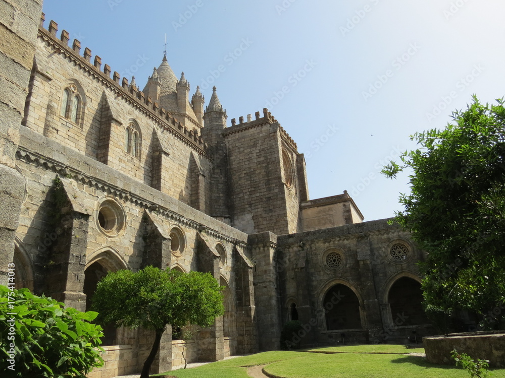 Portugal - Evora - Le cloitree arboré de la Cathédrale Notre-Dame-de-l'Assomption