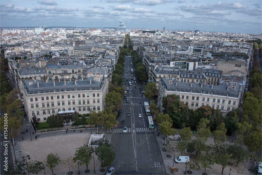 Vue depuis l'Arc de Triomphe de l'avenue de Wagram à Paris