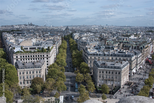 Vue depuis l'Arc de Triomphe de l'avenue Fiedland, de l'église Saint Augustin et de Montmartre avec le Sacré-Cœur