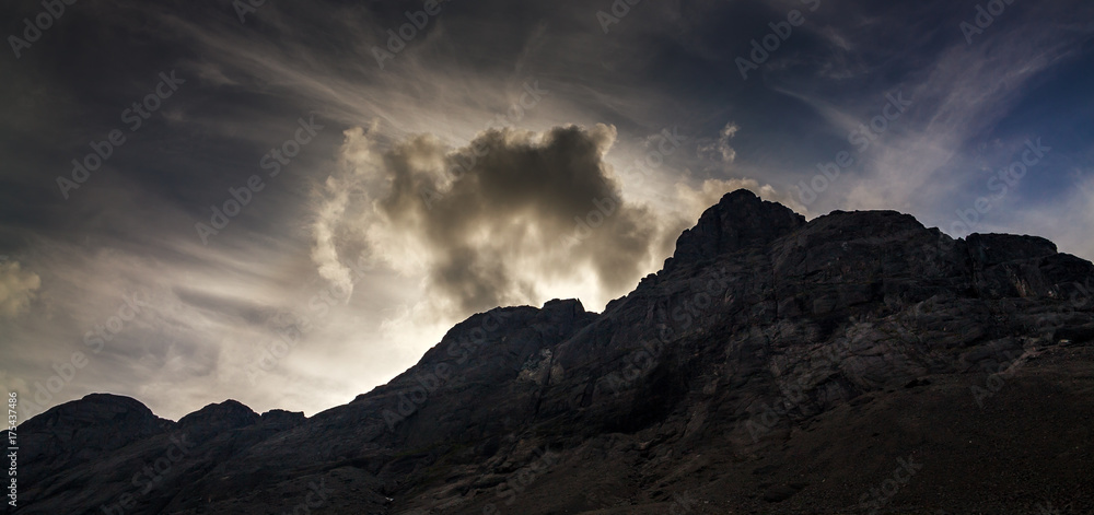 Fototapeta premium Top mountain Khibiny in the form of a background of the cloudy sky.