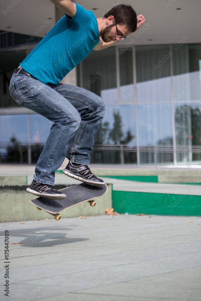 Junger Mann mit Skateboard, Stunt, Innenstadt