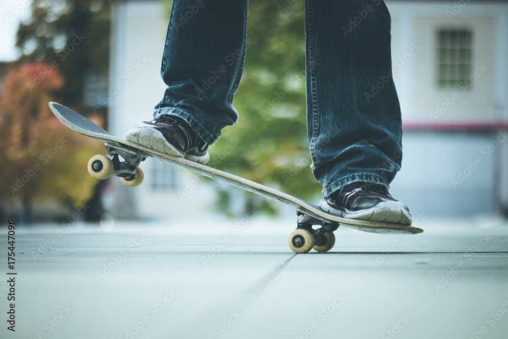 Obraz premium Junger Mann mit Skateboard, Innenstadt