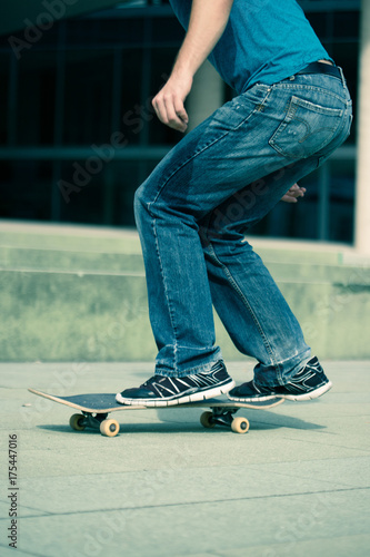 Junger Mann mit Skateboard, Innenstadt photo