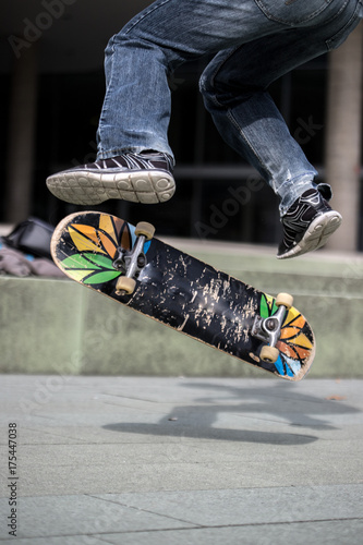 Junger Mann mit Skateboard, Stunt, Innenstadt photo